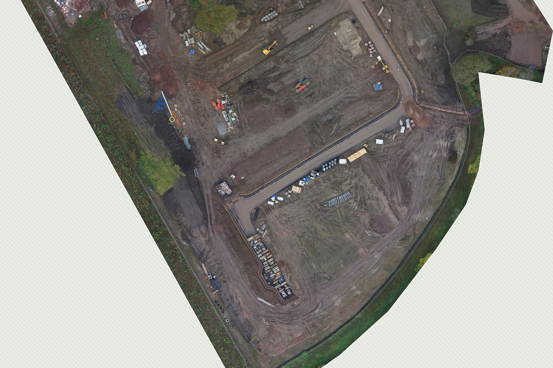Straight-down drone map of open development land on the edge of a town, with the site boundary, a protected woodland belt, tree root zones, a badger sett buffer, a flood risk area, a gas main easement, an archaeology area, a core path and the site access drawn over it on the national grid